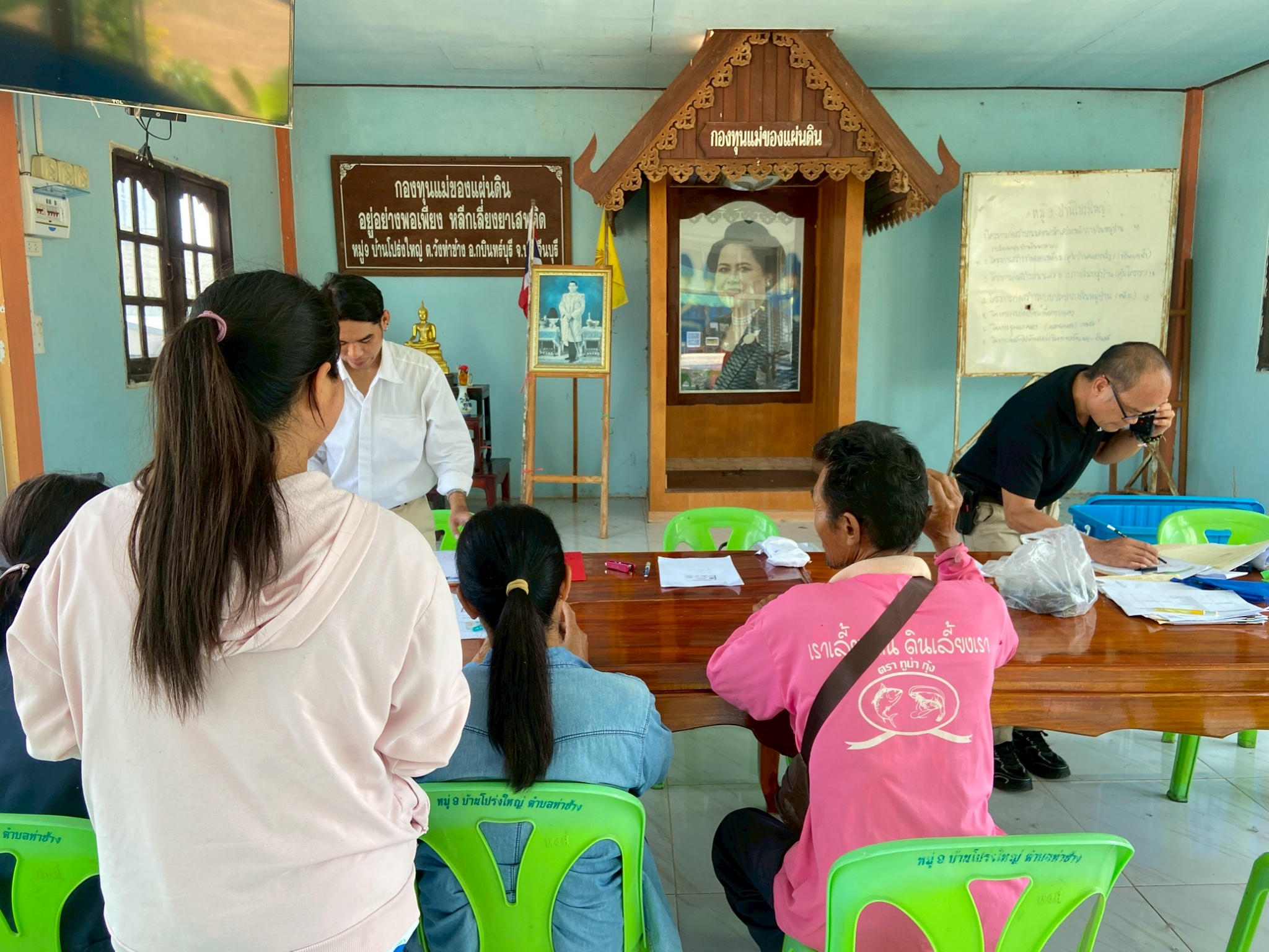 title - วันที่ 2 เมษายน 2569 นายวิทูล ประดิษฐ์บุญ ปฏิรูปที่ดินจังหวัดปราจีนบุรี มอบหมายให้ นายลิขิต ผันผ่อน ผู้อำนวยการกลุ่มกฎหมาย พร้อมด้วย เจ้าหน้าที่ ส.ป.ก.ปราจีนบุรี ลงพื้นที่ออกศูนย์บริการเคลื่อนที่ “Mobile Unit”  ยื่นคำร้องทั่วไปและปรึกษาข้อกฎหมายที่เกี่ยวข้องกับการปฏิรูปที่ดิน ณ ตำบลวังท่าช้าง อำเภอกบินทร์บุรี จังหวัดปราจีนบุรี